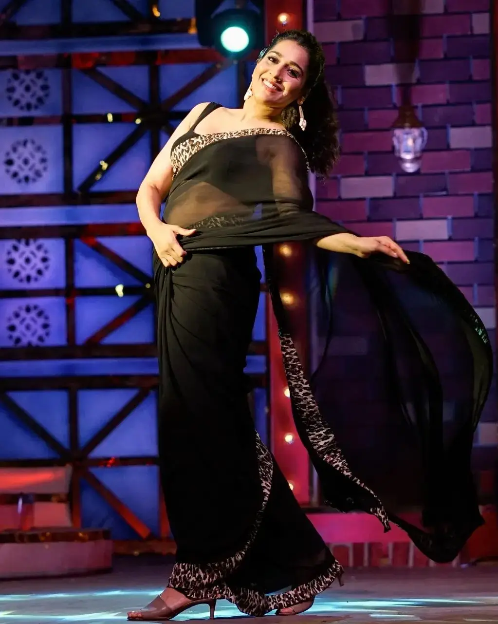 Rashmi Gautam In South Indian Traditional Black Saree Blouse